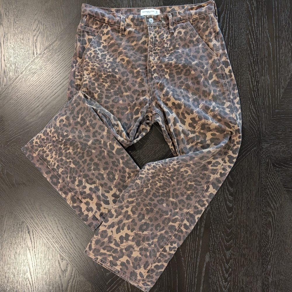Abercrombie Mid Rise Slouchy Leopard Print Women's Jean, size 30 / 10R